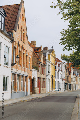 Fototapeta Naklejka Na Ścianę i Meble -  Street scene with colorful medieval buildings in Bruges, Belgium