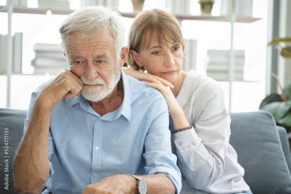 Obraz premium Stressed senior man worrying about illness cancer.