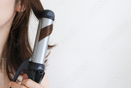 Konstfotografi コテを使って髪の毛を巻く女性