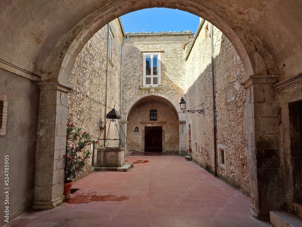 Ferrazzano - Cortile del Castello Carafa dall'entrata