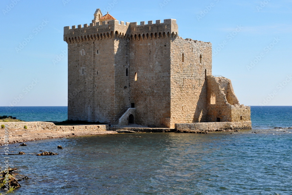 France, côte d'azur, sur l'île Saint Honorat le monastère fortifié date du 11ème siècle, il servait de refuge aux moines en cas d'attaque des sarrasins. 