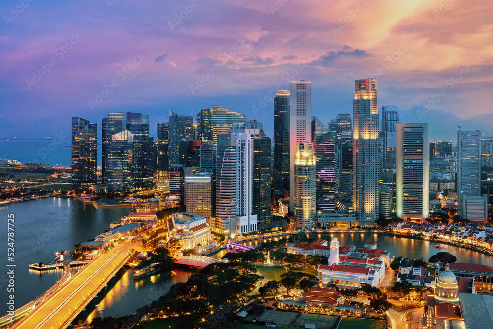 Obraz premium Singapore cityscape at dusk. Landscape of Singapore business building around Marina bay. Modern high building in business district area at twilight.