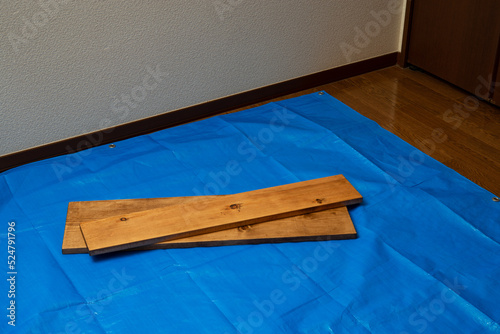 ブルーシートと木材　DIYイメージ
