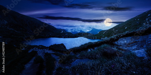 Fotografia mountain landscape with lake in summer at night