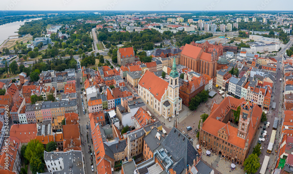 Widok z lotu ptaka na Ratusz Staromiejski i kościoły, rejon starego miasta, ulica rynek Staromiejski, Toruń