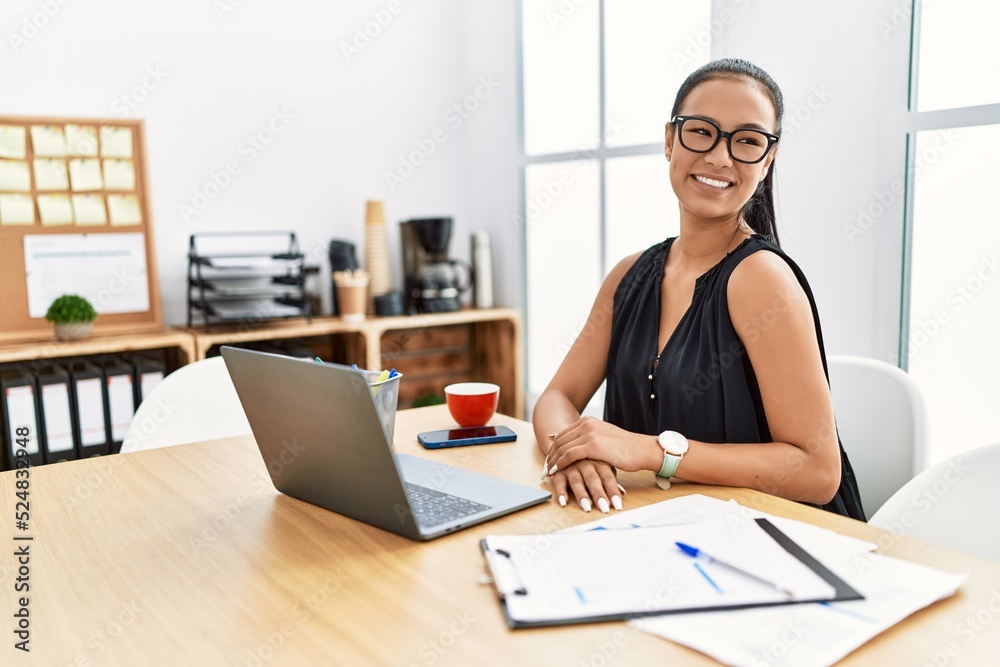 Obraz premium Young latin woman smiling confident working at office