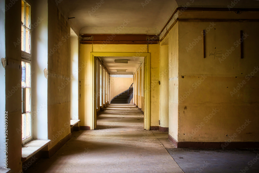 Flur - Gang mit Treppe am Ende - Beatiful Decay - Verlassener Ort - Urbex / Urbexing - Lost Place - Artwork - Creepy - High quality photo