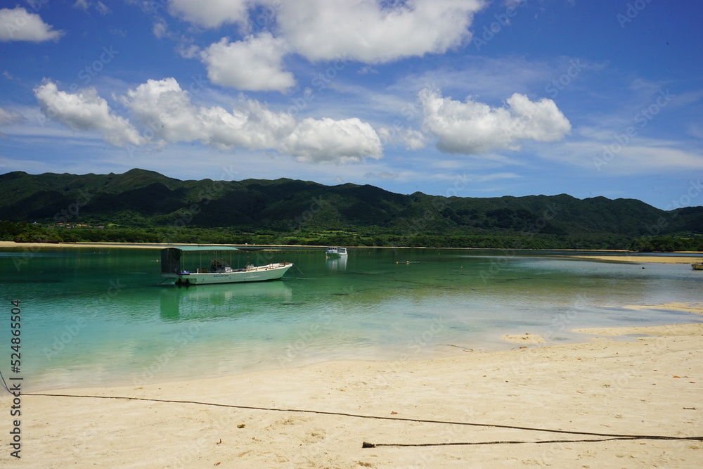 Kabira Bay Beach in Ishigaki-jima Island, Okinawa, Japan - 日本 沖縄 石垣島 八重山 川平湾 ビーチ Kabira Bay Beach in Ishigaki-jima Island, Okinawa, Japan - 日本 沖縄 石垣島 八重山 川平湾 ビーチ