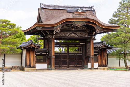 仁和寺 南庭から望む勅使門