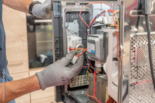 réparation électro-ménager à domicile d'un four micro-ondes