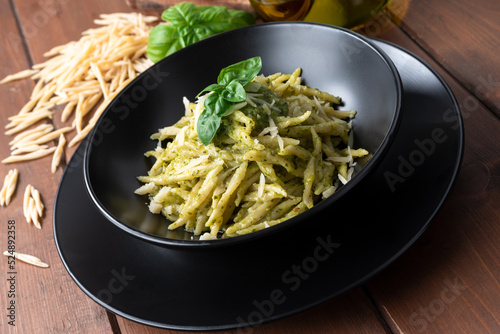 Quadro em tela Piatto di deliziose trofie con salsa al pesto, cibo italiano