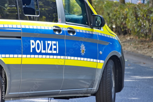 Polizei im Saarland Polizei Polizeibus Sicherheit Polizisten Polizistinnen Verkehrssicherung Absperrung 