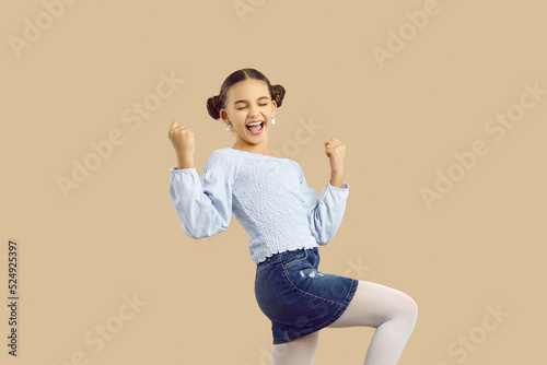 Foto Happy kid celebrating success
