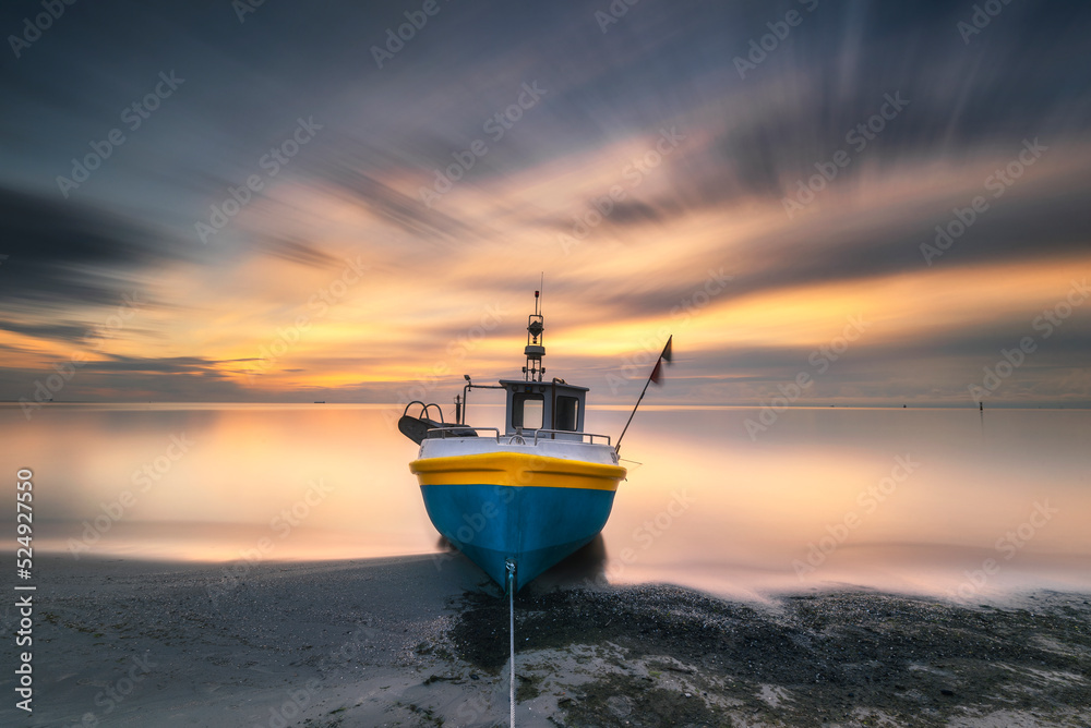 Tytuł: Sopot, morze bałtyckie. Wschód słońca nad kutrem rybackim z widokiem na morze i plażę. Baltic see, sunrise - obrazy, fototapety, plakaty 