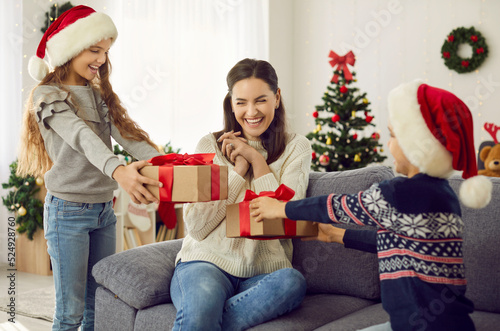 Foto Happy family enjoying gifts on Christmas Day
