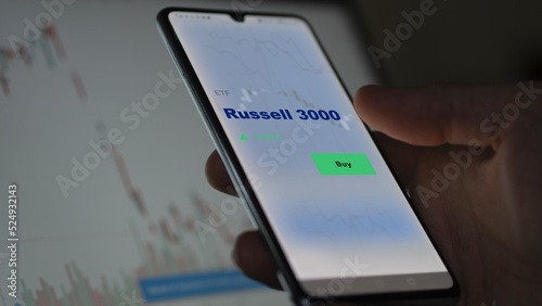 Bilde på lerret An investor's analyzing the Russell 3000 etf fund on screen