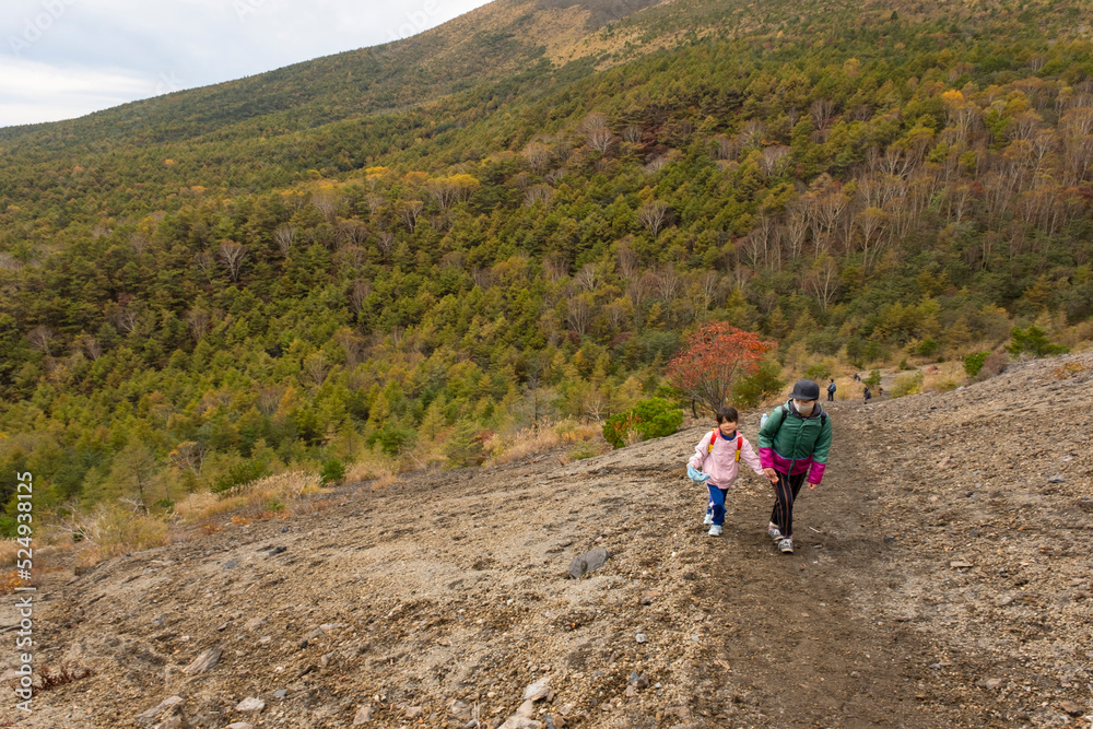 Obraz premium 紅葉した秋の浅間山に、親子で山登り 