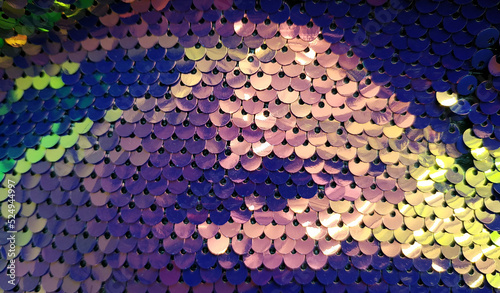 Fondo de lentejuelas de colores tornasoladas violeta, rosa, verde, azul, amarillo. Brillos / glitter de color fucsia, rosa, violeta tornasol. Se puede usar como fondo