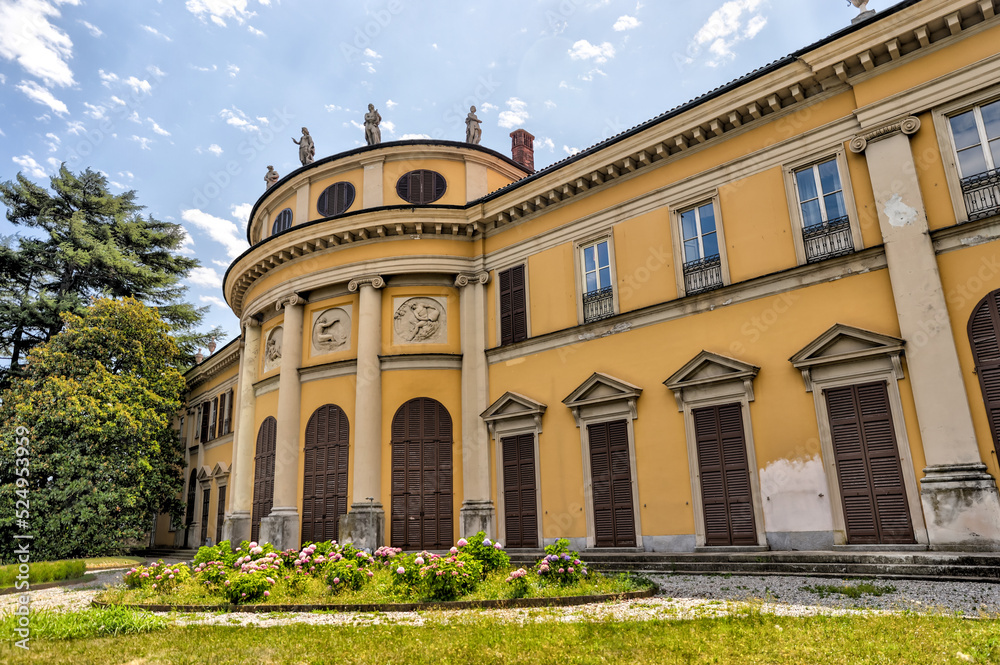 Obraz premium Idyllic scenery and architecture on the streets and pathways around Lake Como, Italy