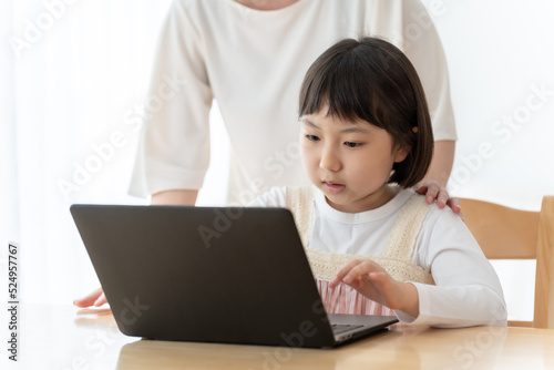 リビングでパソコンを使う女の子