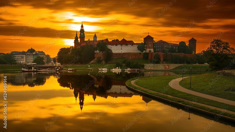 Zamek Królewski na Wawelu o wschodzie słońca ze złotym niebem w tle - obrazy, fototapety, plakaty 