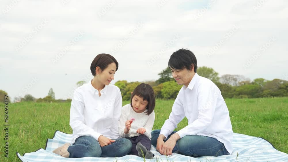 草原でピクニックする親子 ファミリー 子育て 草原でピクニックする親子 ファミリー 子育て