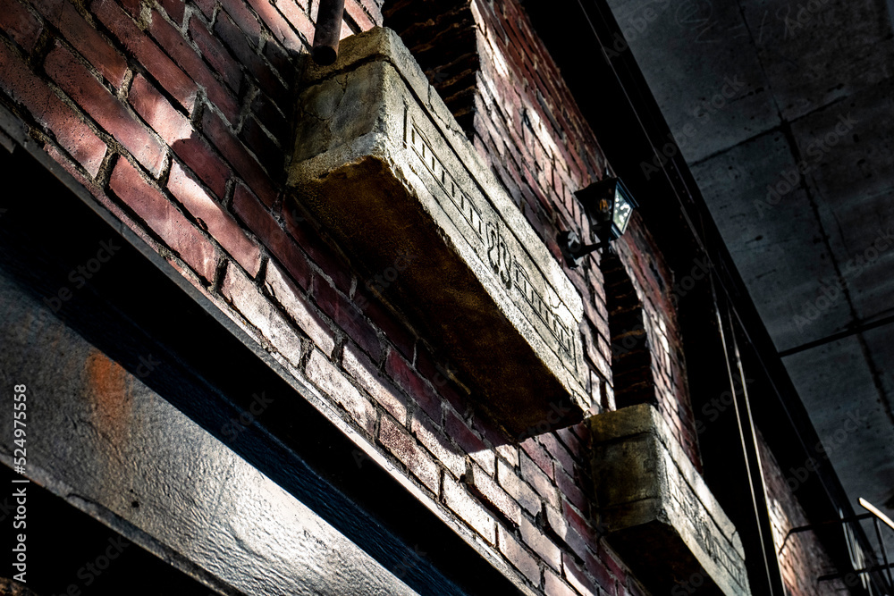 Obraz premium 赤レンガ造りの建物外観にアートな文字のグラフティ,