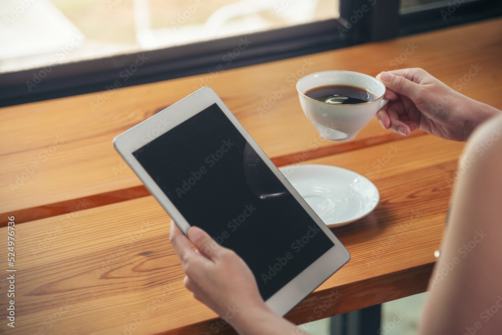 Obraz premium Asian woman using digital tablet shopping online, call, texting message internet technology lifestyle with smiling face. Asian woman touch smart tablet focus on hands using mobile app home office.