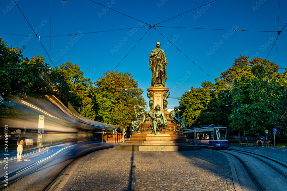 Naklejka premium Maximilian II König von Bayern und die Tram