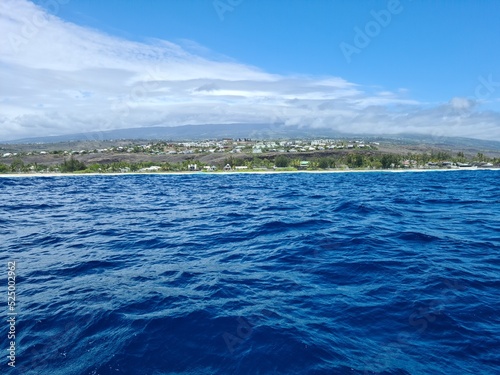 Vue sur l'île de la Réunion depuis l'océan Indien