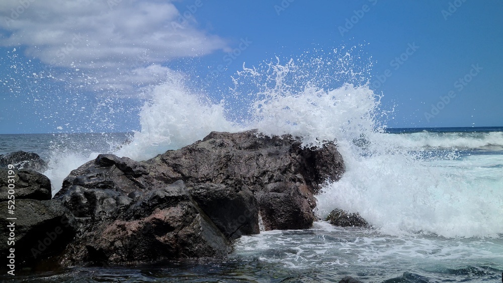 Vague s'écrasant sur un rocher à l'ile de la Réunion