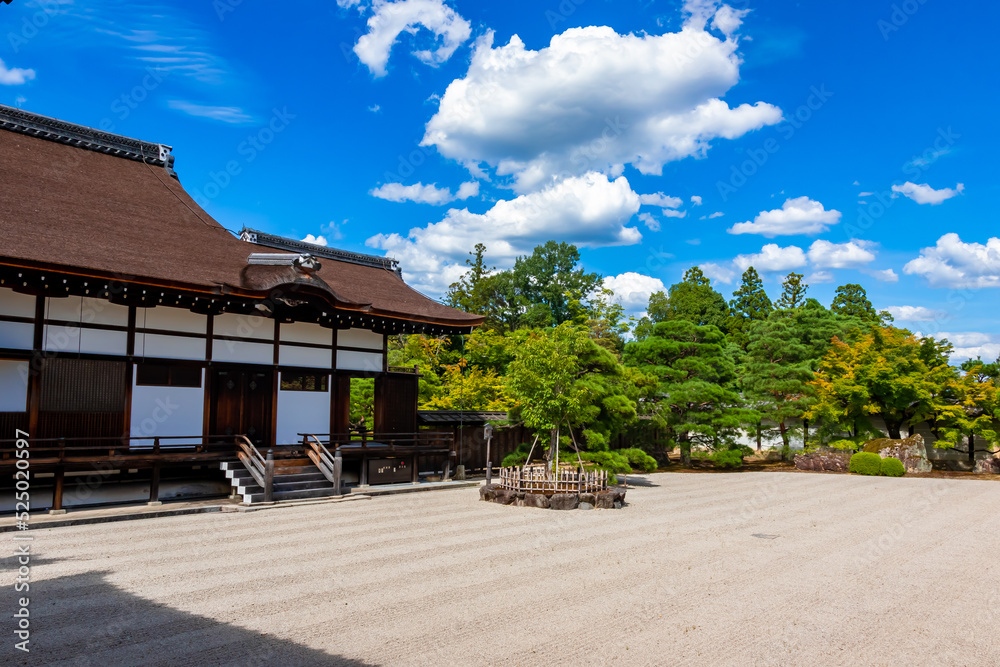 真夏の京都・仁和寺で見た、白い砂が広がる御所庭園の南庭と快晴の青空