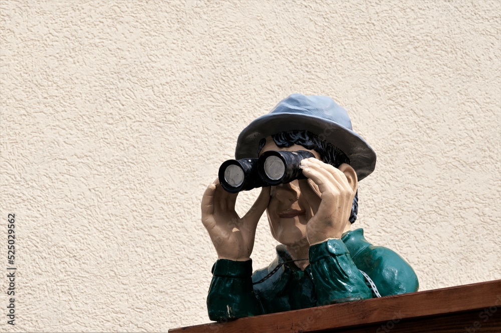 Der Beobachter - Ein Mann beobachtet mit einem Fernglas Stock-Foto | Adobe  Stock