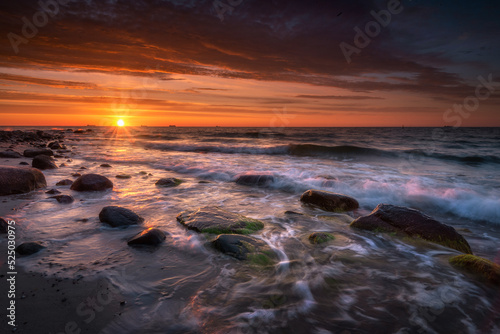 Morze bałtyckie - wschód słońca na plaży Gdynia Orłowo z widokiem na fale  © Arkadiusz