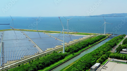 再生可能エネルギー　風車と太陽光発電所 photo