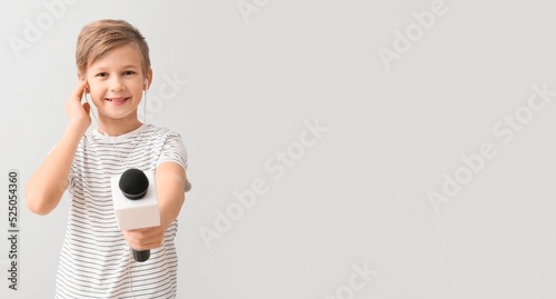 Little journalist with micr...