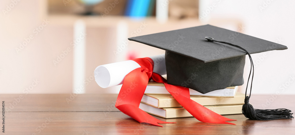 Φωτογραφία Graduation hat, diploma and books on table