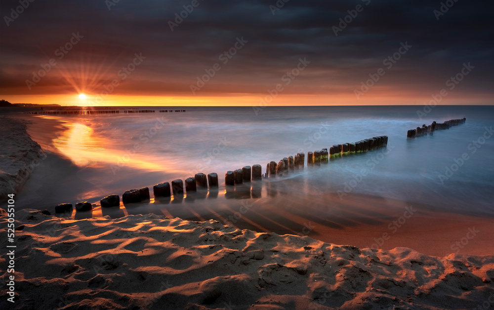Morze bałtyckie. Plaża w miejscowości Chałupy - półwysep helski, piękny i kolorowy zachód słońca. Fale, piasek, wybrzeże, woda i falochron. Bałtyk - obrazy, fototapety, plakaty 