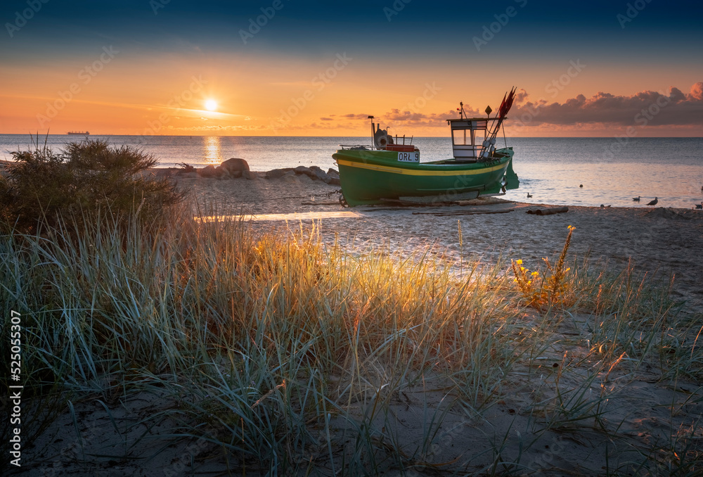 Kuter rybacki - statek, na plaży w Gdyni Orłowo o wschodzie słońca nad morzem bałtyckim z widokiem na plażę - obrazy, fototapety, plakaty 