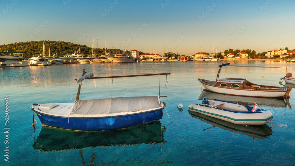 Letni widok łodzi na Adriatyku w Chorwacji - obrazy, fototapety, plakaty 