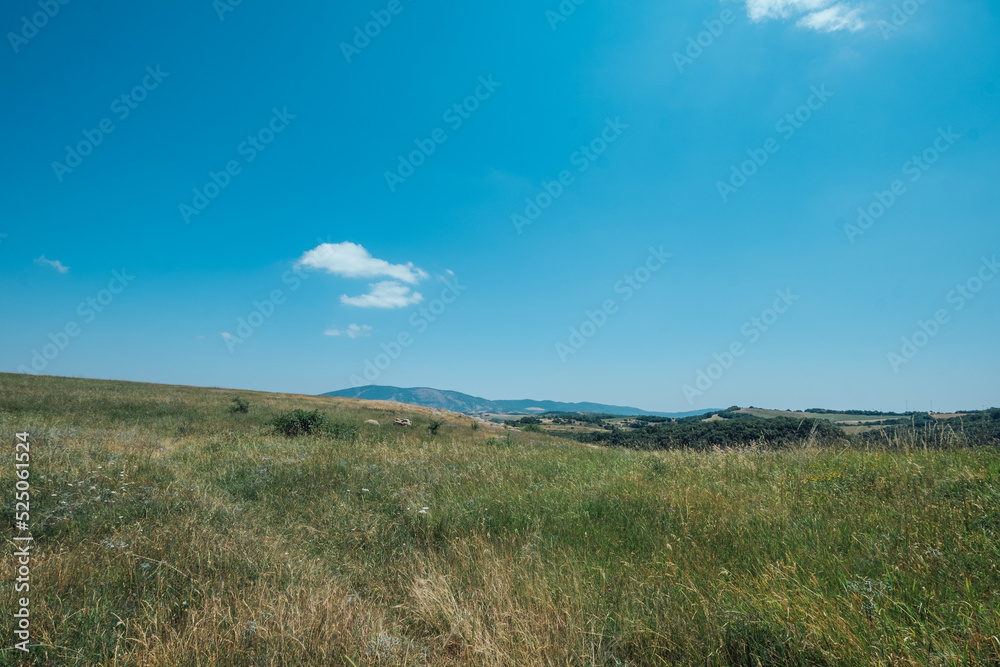 ナゴルノ=カラバフの田舎町にある草原