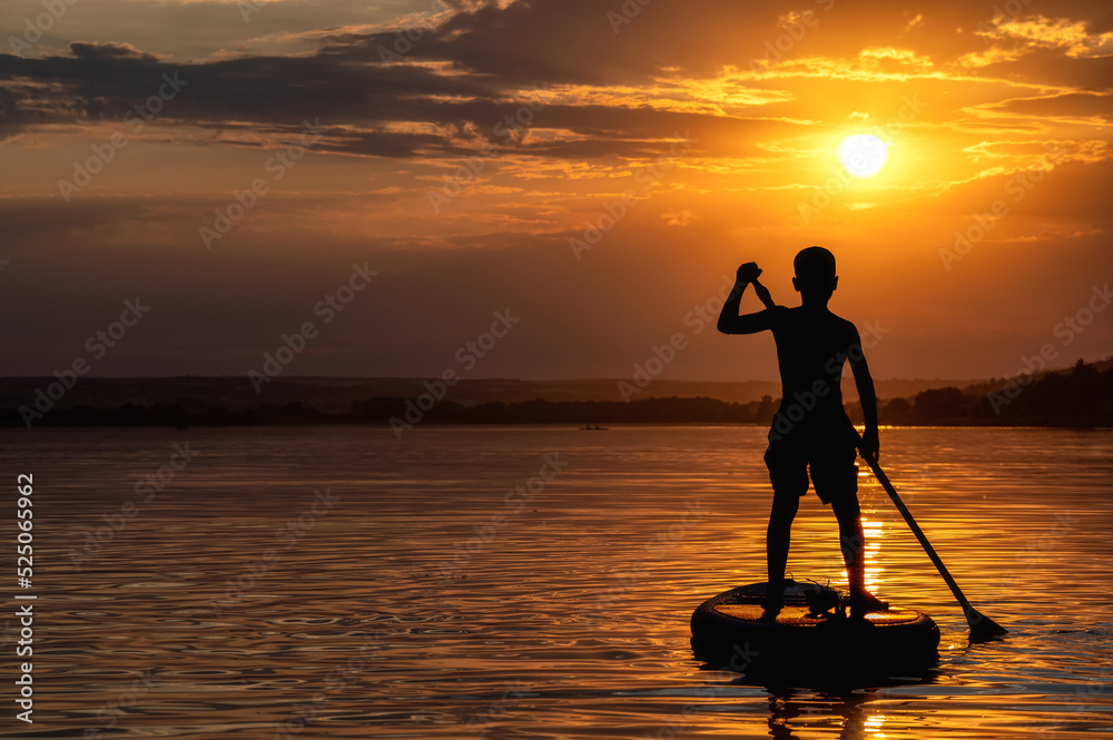 Freiheit und Entspannung beim paddeln über einen See beim Sonnenuntergang