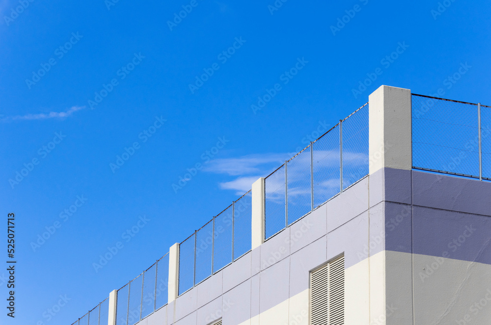 建物の屋上と青空
