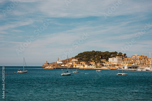 Küste von Mallorca mit Segelbooten