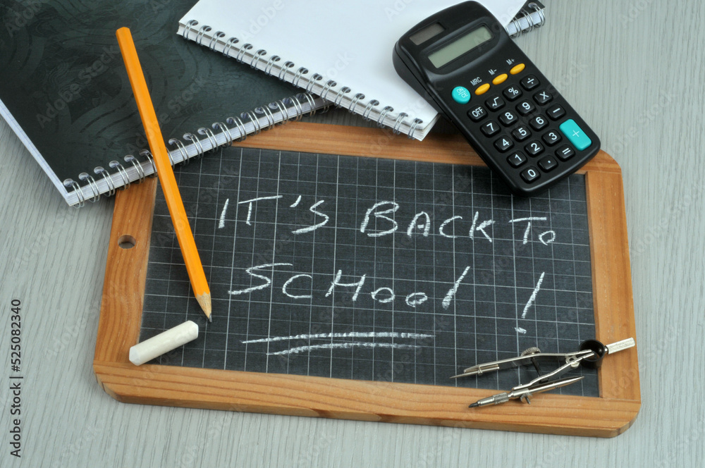 Rentrée des classes écrit en anglais sur une ardoise d'école avec des