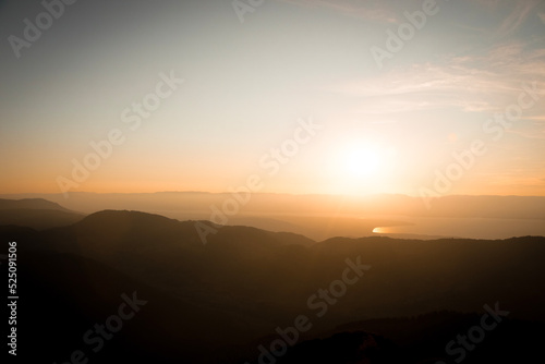 Coucher de soleil au dessus du lac L  man