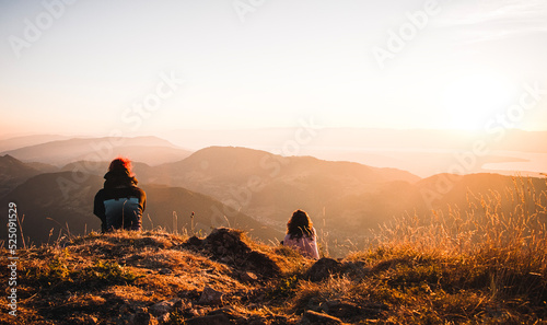 Coucher de soleil entre amis, en montagne photo