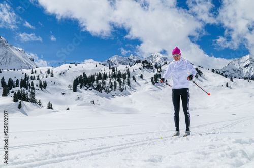 Junge Sportlerin beim Skilanglauf in der klassischen Diagonal-Technik