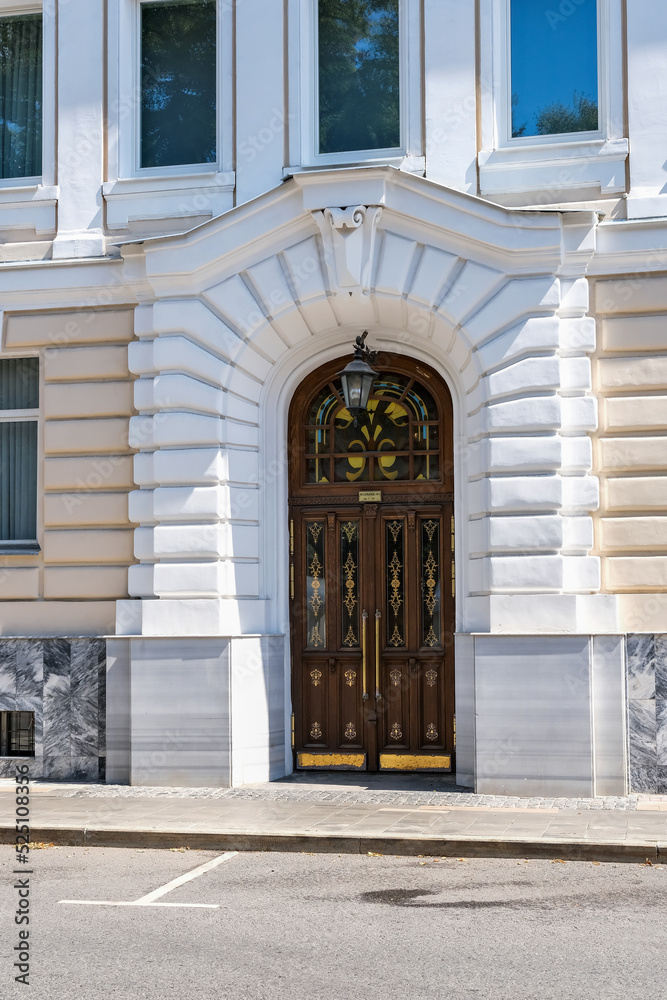 THE DOOR TO THE ENTRANCE TO THE HOUSE ON SPIRIDONOVKA STREET IN MOSCOW. THE INSCRIPTION ABOVE THE DOOR 