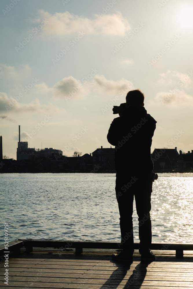 Fotograf vor einem See